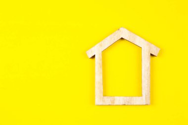 sarı arkaplandaki ev