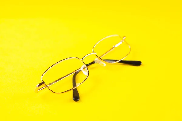 Sarı Arkaplanda Optik Gözlük — Stok fotoğraf