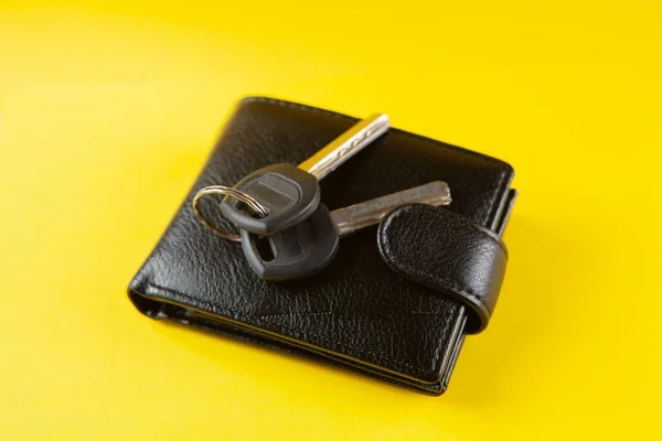 Ключи Черный Бумажник Желтом Фоне — стоковое фото