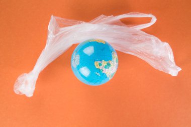 Çöp torbası ve küre. Ekolojik felaket konsepti. Plastik sorunu