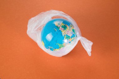 Çöp torbasında bir dünya. Ekolojik felaket konsepti. Plastik sorunu