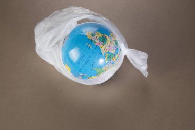 Çöp torbasında bir dünya. Ekolojik felaket konsepti. Plastik sorunu