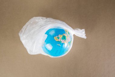 Çöp torbasında bir dünya. Ekolojik felaket konsepti. Plastik sorunu
