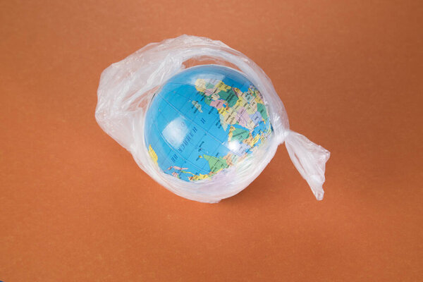 Глобус в мусорном мешке. экологическая катастрофа. пластиковые проблемы