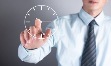 Adam gri arkaplanda sanal saate tıklıyor