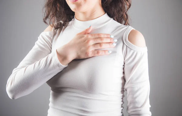 Young Woman Put Her Hand Her Chest Gray Background — Stock Photo, Image
