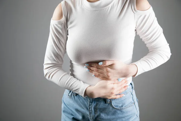 Young Woman Gut Aches Gray Background — Stock Photo, Image