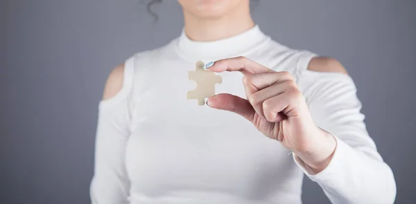 Young Girl Holds Piece Puzzle Gray Background — Stock Photo, Image