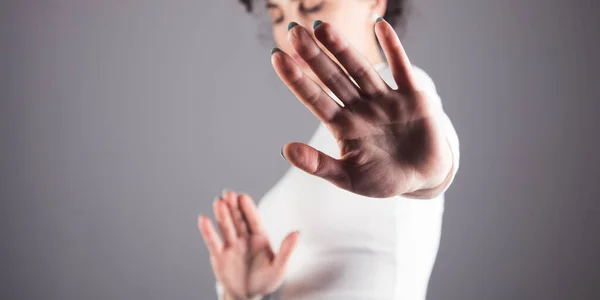 Joven Con Las Manos Bloqueadas Cara Sobre Fondo Gris —  Fotos de Stock