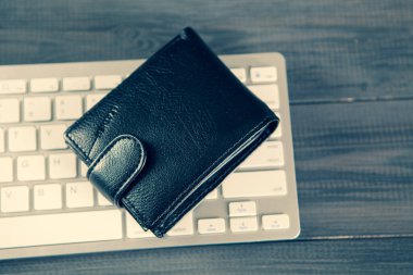 Klavyede siyah cüzdan var. çevrimiçi alışveriş kavramı