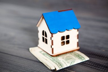 Gri ahşap bir masanın üzerinde dolar üstüne para.