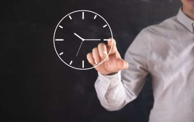 Adam gri arkaplanda sanal saate tıklıyor