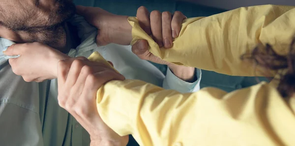 Kadın kocasına tecavüz ediyor. Aile kavgası