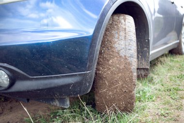 Çamurdaki araba tekerleği