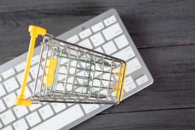 Sepet klavyede. Tahta masada online alışveriş kavramı