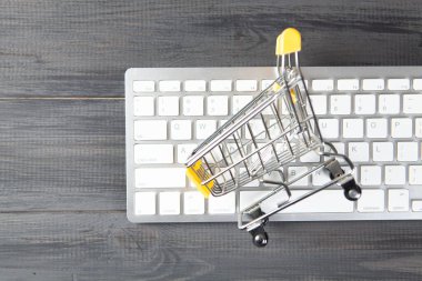Sepet klavyede. Tahta masada online alışveriş kavramı