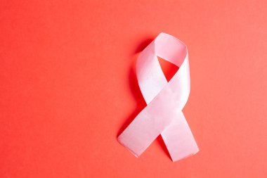 Kırmızı arkaplanda pembe kurdele