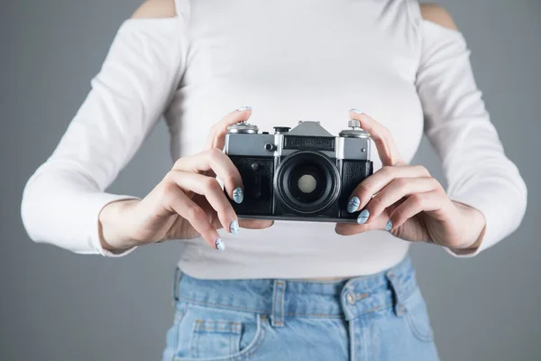 Jonge Vrouw Met Een Oude Camera Een Grijze Achtergrond — Stockfoto