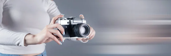 Jonge Vrouw Met Een Oude Camera Een Grijze Achtergrond — Stockfoto