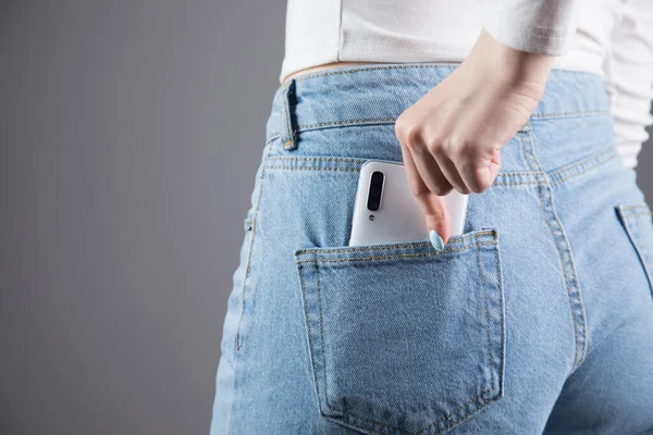 Kadın cebinden gri arka planda bir telefon çıkardı.