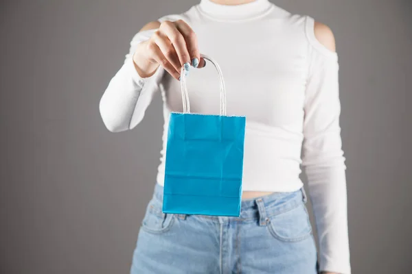 Mujer Joven Sostiene Una Bolsa Regalo Azul —  Fotos de Stock