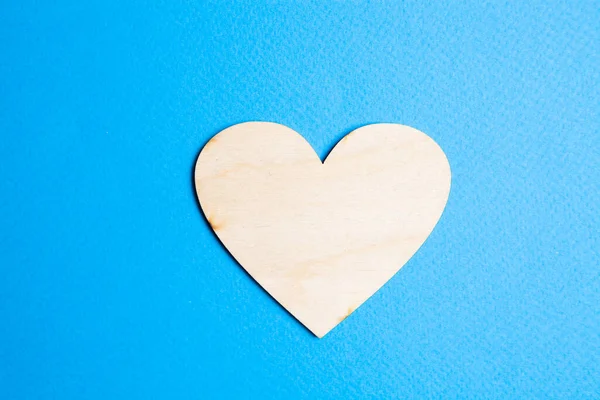 Białe Drewniane Serce Niebieskim Tle — Zdjęcie stockowe