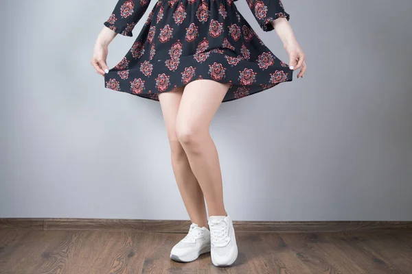 Young Woman Posing Dress Gray Background — Stock Photo, Image