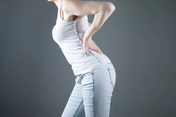 Young Woman Posing Her Hands Her Back Gray Background — Stock Photo, Image