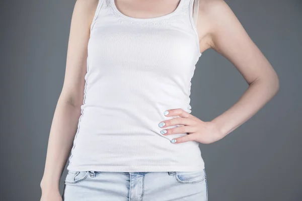 Joven Posando Camiseta Blanca Sobre Fondo Gris — Foto de Stock