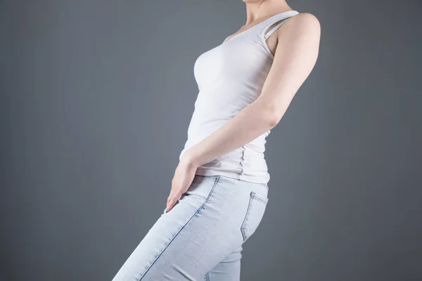 Giovane Donna Posa Jeans Sfondo Grigio — Foto Stock