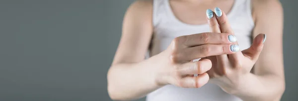 Chez Une Jeune Femme Les Doigts Douloureux Sur Fond Gris — Photo