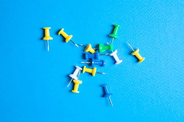 Several Colorful Stationery Pins Blue Background — Stock Photo, Image