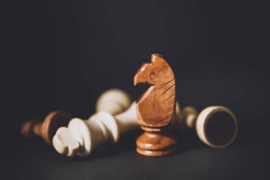 Siyah arkaplanda satranç taşları