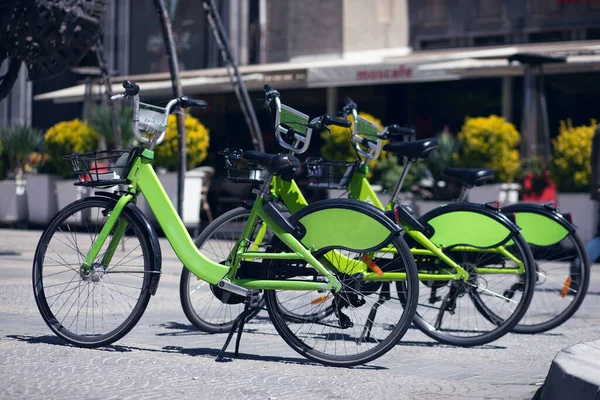 Várias Bicicletas Verdes Rua Bicicletas Para Alugar — Fotografia de Stock