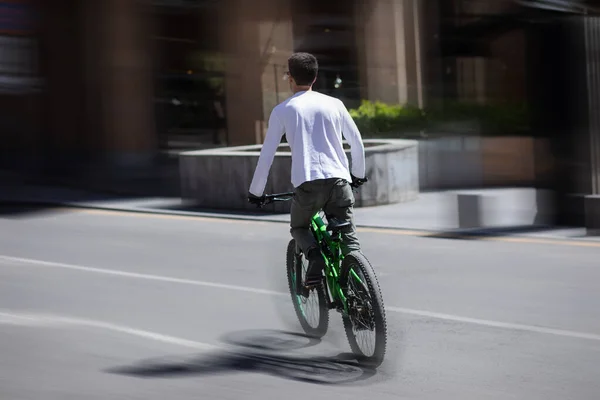 Cara Branco Monta Uma Bicicleta Redor Cidade — Fotografia de Stock