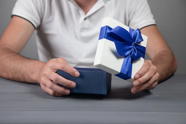 Man Opened Gift — Stock Photo, Image