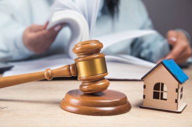Yargıç evle ilgili verileri inceliyor. mülkiyet davaları