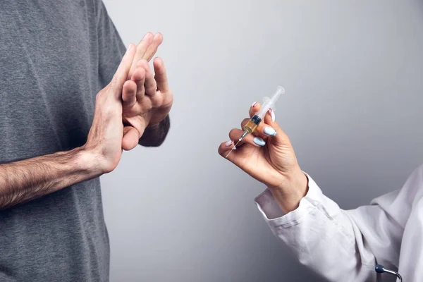 Adam gri arka planda enjeksiyonu reddediyor