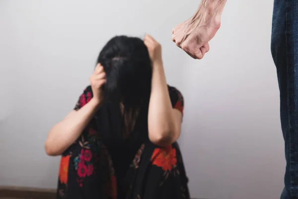 Mann Schlägt Seine Frau Häusliche Gewalt — Stockfoto