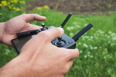 Gün içinde uzaktan kumandayı bir erkek kontrol eder.