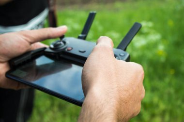 Gün içinde uzaktan kumandayı bir erkek kontrol eder.