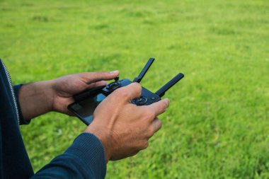 Gün içinde uzaktan kumandayı bir erkek kontrol eder.