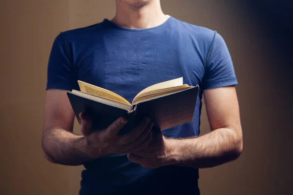 Man Läsa Bok Stående Brun Bakgrund — Stockfoto