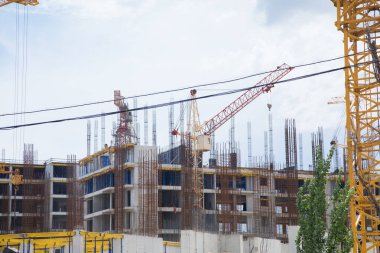 Bulutların altında yeni bina ve vinçler