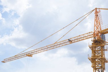 Bulutların altında yeni bina ve vinçler