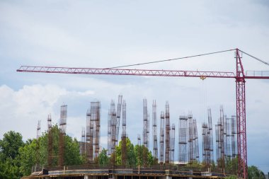 Bulutların altında yeni bina ve vinçler