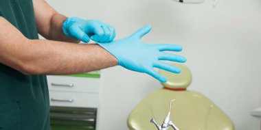 Dişçi işe gitmeden önce eldiven giyer.