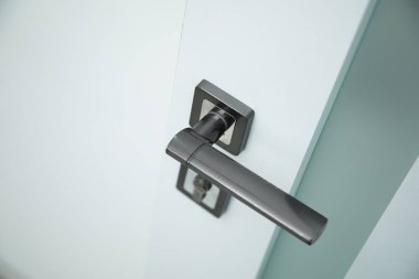 Beyaz kapı ve siyah kapı kolu