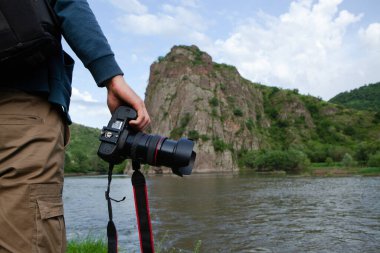 Fotoğrafçı nehirde fotoğraf çekiyor.
