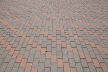 Arka plan olarak caddede çok renkli fayanslar var.